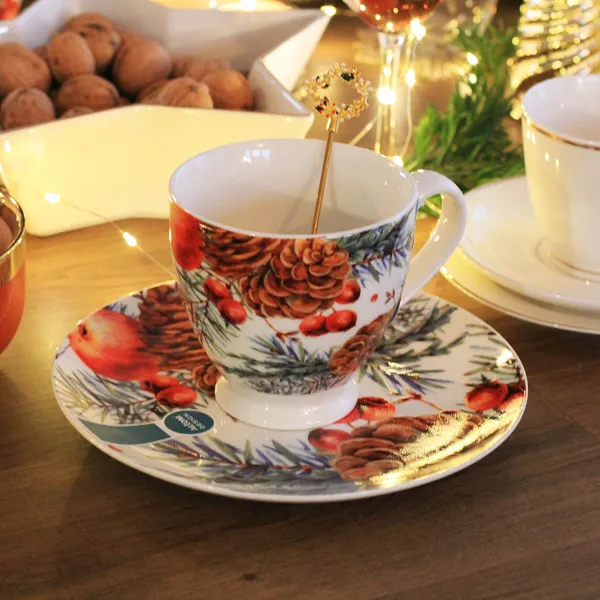 ALTOM DESIGN CRANBERRY filiżanka jumbo porcelanowa na stopce świąteczny wzór 350 ml
