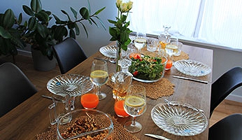 Szkło stołowe w nowoczesnym wydaniu – jak podawać ulubione napoje i potrawy na domowym przyjęciu?