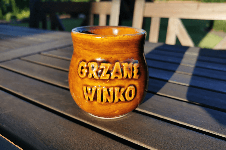 grzane winko w naczyniu kamionkowym