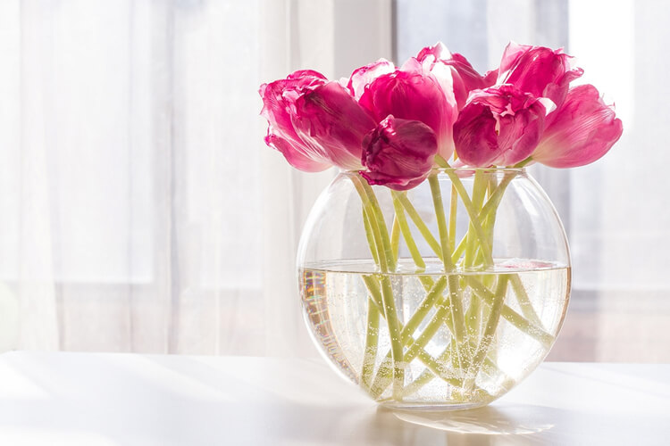 wazon na kwiaty na nowoczesny stół